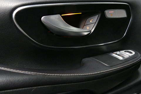 Mercedes-Benz V-Klasse 250d Lang DC AMG Line / MARGE / Burmester Surround Sound / Rondomzicht camera / Ambienteverlichting / 19'' LMV / Dodehoek detectie / Cruise Control / Trekhaak / Elektrische schuifdeuren L + R / Navigatie / Achteruitrijcamera / Agility Control