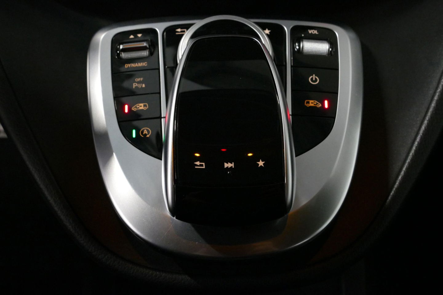 Mercedes-Benz V-Klasse 250d Lang DC AMG Line / MARGE / Burmester Surround Sound / Rondomzicht camera / Ambienteverlichting / 19'' LMV / Dodehoek detectie / Cruise Control / Trekhaak / Elektrische schuifdeuren L + R / Navigatie / Achteruitrijcamera / Agility Control