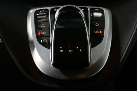 Mercedes-Benz V-Klasse 250d Lang DC AMG Line / MARGE / Burmester Surround Sound / Rondomzicht camera / Ambienteverlichting / 19'' LMV / Dodehoek detectie / Cruise Control / Trekhaak / Elektrische schuifdeuren L + R / Navigatie / Achteruitrijcamera / Agility Control