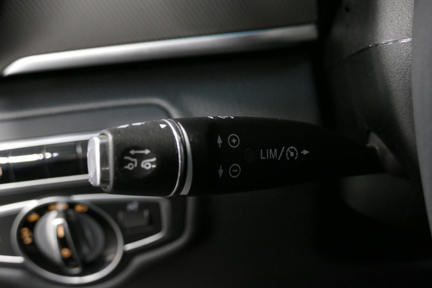 Mercedes-Benz V-Klasse 250d Lang DC AMG Line / MARGE / Burmester Surround Sound / Rondomzicht camera / Ambienteverlichting / 19'' LMV / Dodehoek detectie / Cruise Control / Trekhaak / Elektrische schuifdeuren L + R / Navigatie / Achteruitrijcamera / Agility Control