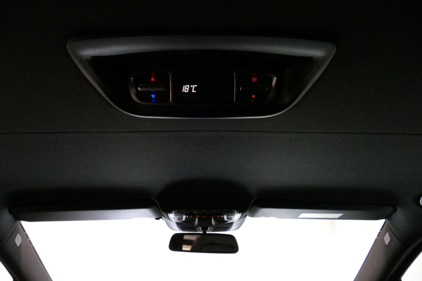 Mercedes-Benz V-Klasse 250d Lang DC AMG Line / MARGE / Burmester Surround Sound / Rondomzicht camera / Ambienteverlichting / 19'' LMV / Dodehoek detectie / Cruise Control / Trekhaak / Elektrische schuifdeuren L + R / Navigatie / Achteruitrijcamera / Agility Control