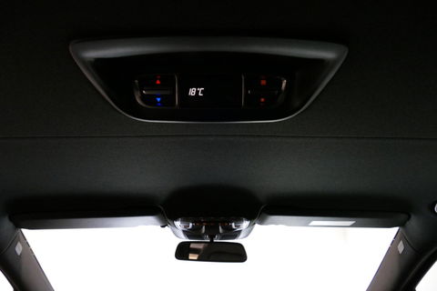 Mercedes-Benz V-Klasse 250d Lang DC AMG Line / MARGE / Burmester Surround Sound / Rondomzicht camera / Ambienteverlichting / 19'' LMV / Dodehoek detectie / Cruise Control / Trekhaak / Elektrische schuifdeuren L + R / Navigatie / Achteruitrijcamera / Agility Control