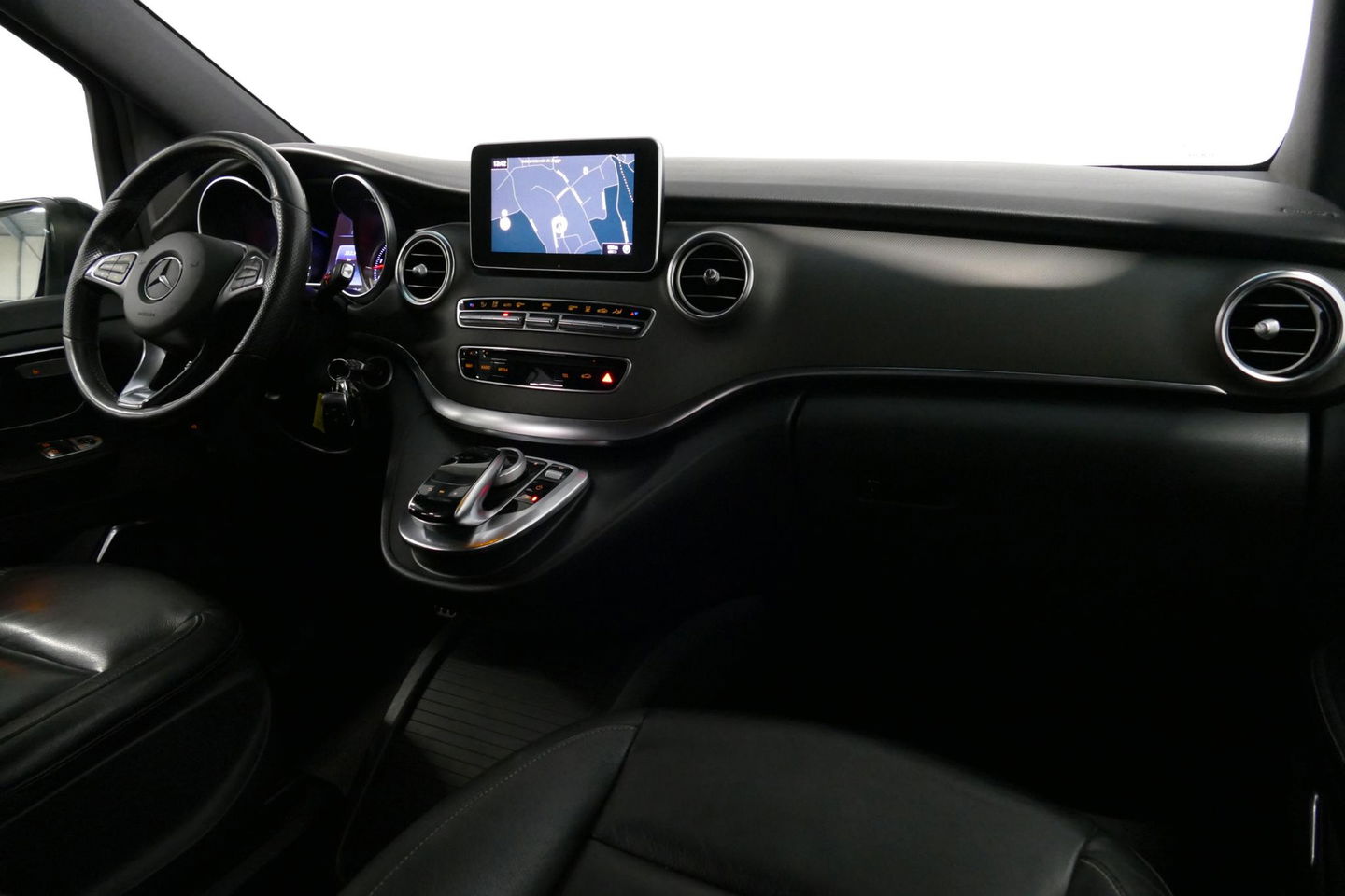 Mercedes-Benz V-Klasse 250d Lang DC AMG Line / MARGE / Burmester Surround Sound / Rondomzicht camera / Ambienteverlichting / 19'' LMV / Dodehoek detectie / Cruise Control / Trekhaak / Elektrische schuifdeuren L + R / Navigatie / Achteruitrijcamera / Agility Control