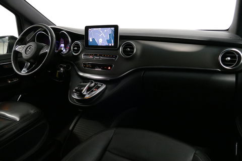 Mercedes-Benz V-Klasse 250d Lang DC AMG Line / MARGE / Burmester Surround Sound / Rondomzicht camera / Ambienteverlichting / 19'' LMV / Dodehoek detectie / Cruise Control / Trekhaak / Elektrische schuifdeuren L + R / Navigatie / Achteruitrijcamera / Agility Control