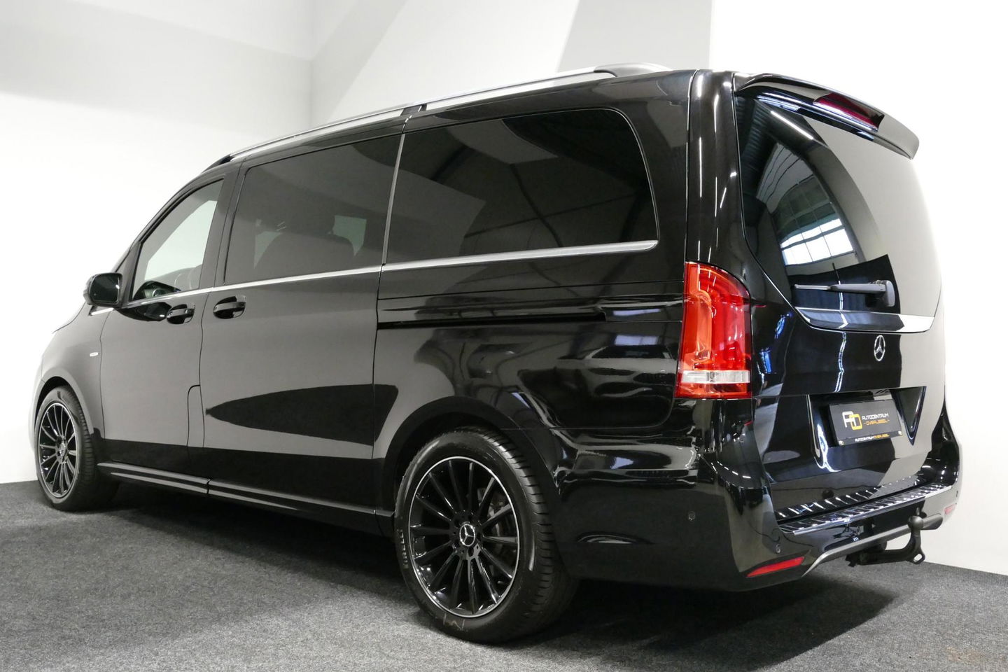 Mercedes-Benz V-Klasse 250d Lang DC AMG Line / MARGE / Burmester Surround Sound / Rondomzicht camera / Ambienteverlichting / 19'' LMV / Dodehoek detectie / Cruise Control / Trekhaak / Elektrische schuifdeuren L + R / Navigatie / Achteruitrijcamera / Agility Control