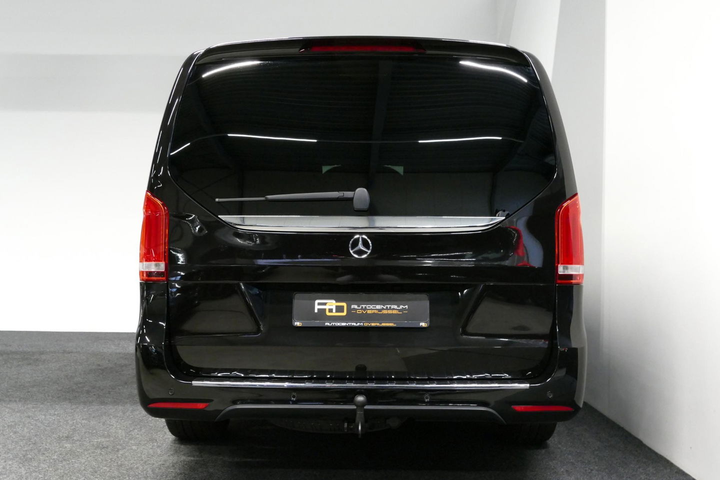 Mercedes-Benz V-Klasse 250d Lang DC AMG Line / MARGE / Burmester Surround Sound / Rondomzicht camera / Ambienteverlichting / 19'' LMV / Dodehoek detectie / Cruise Control / Trekhaak / Elektrische schuifdeuren L + R / Navigatie / Achteruitrijcamera / Agility Control