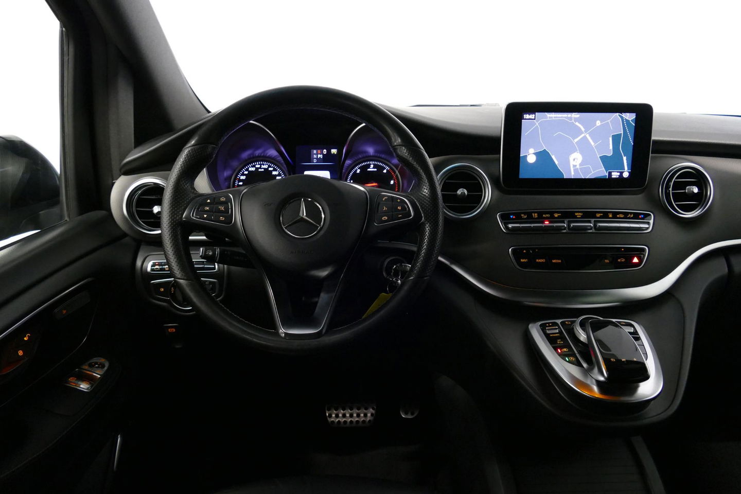 Mercedes-Benz V-Klasse 250d Lang DC AMG Line / MARGE / Burmester Surround Sound / Rondomzicht camera / Ambienteverlichting / 19'' LMV / Dodehoek detectie / Cruise Control / Trekhaak / Elektrische schuifdeuren L + R / Navigatie / Achteruitrijcamera / Agility Control