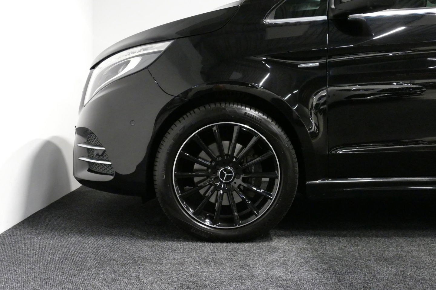 Mercedes-Benz V-Klasse 250d Lang DC AMG Line / MARGE / Burmester Surround Sound / Rondomzicht camera / Ambienteverlichting / 19'' LMV / Dodehoek detectie / Cruise Control / Trekhaak / Elektrische schuifdeuren L + R / Navigatie / Achteruitrijcamera / Agility Control