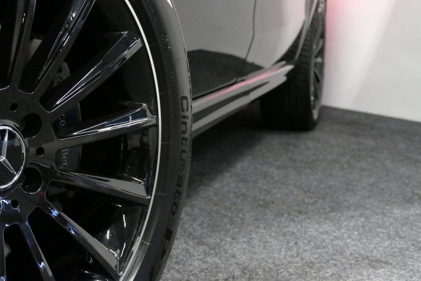 Mercedes-Benz V-Klasse 250d Lang DC AMG Line / MARGE / Burmester Surround Sound / Rondomzicht camera / Ambienteverlichting / 19'' LMV / Dodehoek detectie / Cruise Control / Trekhaak / Elektrische schuifdeuren L + R / Navigatie / Achteruitrijcamera / Agility Control