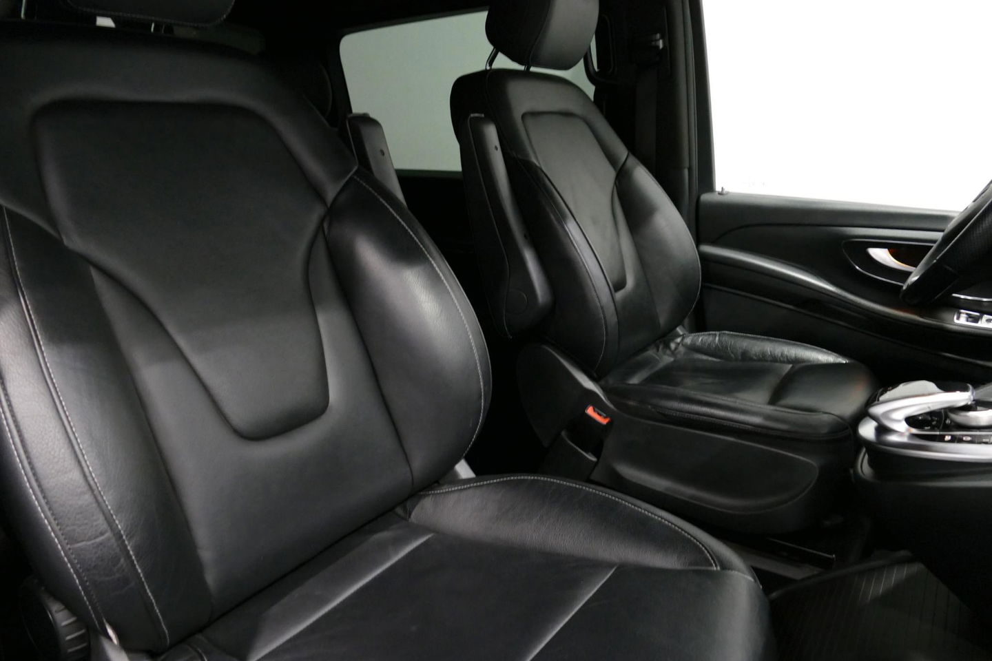 Mercedes-Benz V-Klasse 250d Lang DC AMG Line / MARGE / Burmester Surround Sound / Rondomzicht camera / Ambienteverlichting / 19'' LMV / Dodehoek detectie / Cruise Control / Trekhaak / Elektrische schuifdeuren L + R / Navigatie / Achteruitrijcamera / Agility Control