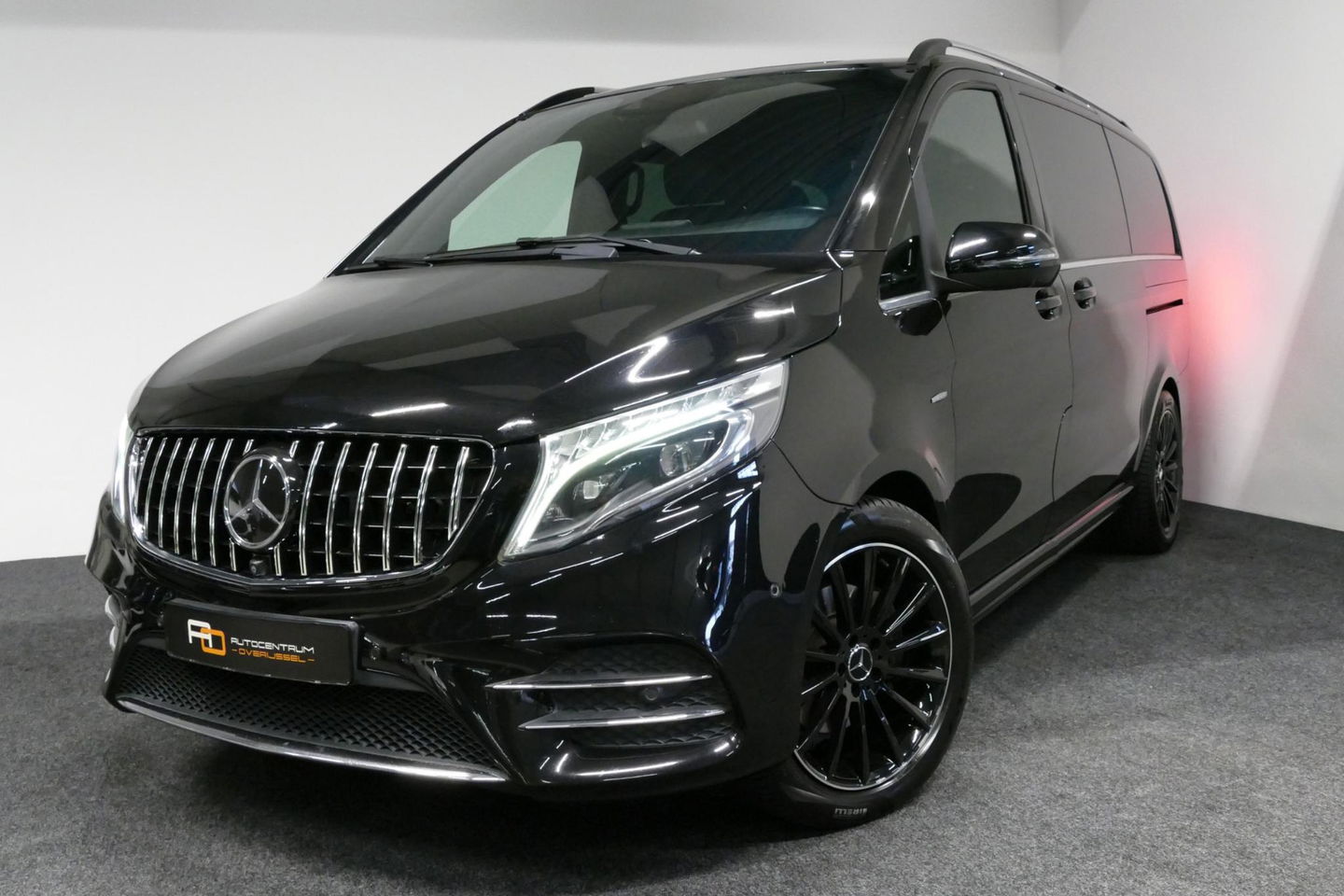 Mercedes-Benz V-Klasse 250d Lang DC AMG Line / MARGE / Burmester Surround Sound / Rondomzicht camera / Ambienteverlichting / 19'' LMV / Dodehoek detectie / Cruise Control / Trekhaak / Elektrische schuifdeuren L + R / Navigatie / Achteruitrijcamera / Agility Control