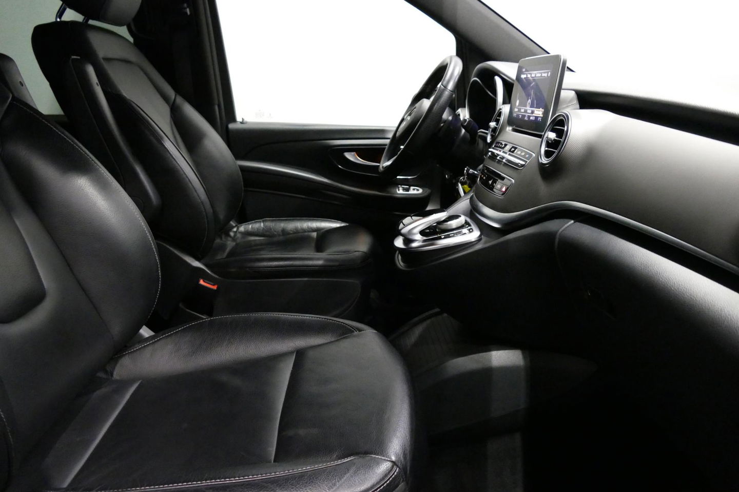 Mercedes-Benz V-Klasse 250d Lang DC AMG Line / MARGE / Burmester Surround Sound / Rondomzicht camera / Ambienteverlichting / 19'' LMV / Dodehoek detectie / Cruise Control / Trekhaak / Elektrische schuifdeuren L + R / Navigatie / Achteruitrijcamera / Agility Control