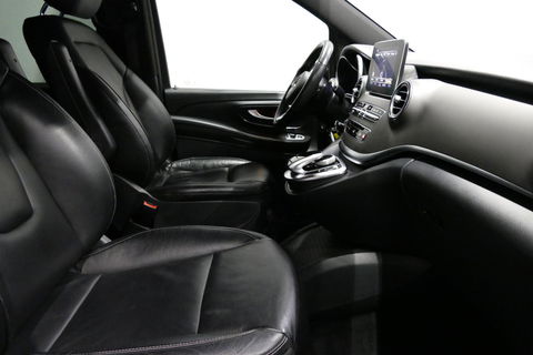 Mercedes-Benz V-Klasse 250d Lang DC AMG Line / MARGE / Burmester Surround Sound / Rondomzicht camera / Ambienteverlichting / 19'' LMV / Dodehoek detectie / Cruise Control / Trekhaak / Elektrische schuifdeuren L + R / Navigatie / Achteruitrijcamera / Agility Control