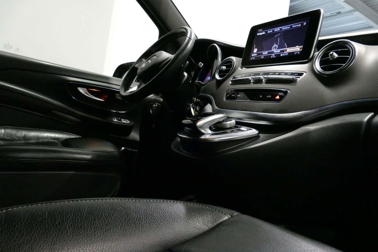 Mercedes-Benz V-Klasse 250d Lang DC AMG Line / MARGE / Burmester Surround Sound / Rondomzicht camera / Ambienteverlichting / 19'' LMV / Dodehoek detectie / Cruise Control / Trekhaak / Elektrische schuifdeuren L + R / Navigatie / Achteruitrijcamera / Agility Control