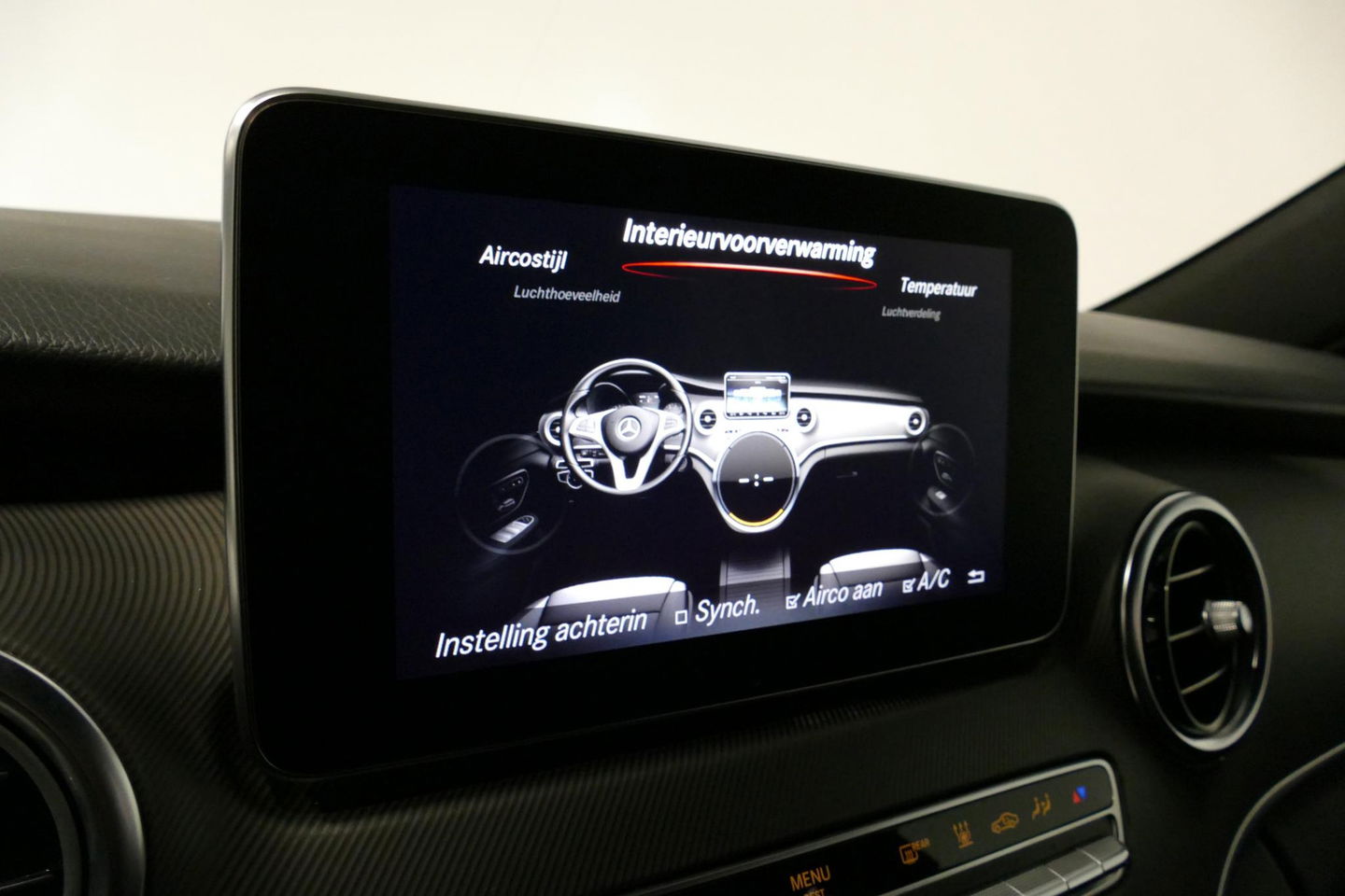 Mercedes-Benz V-Klasse 250d Lang DC AMG Line / MARGE / Burmester Surround Sound / Rondomzicht camera / Ambienteverlichting / 19'' LMV / Dodehoek detectie / Cruise Control / Trekhaak / Elektrische schuifdeuren L + R / Navigatie / Achteruitrijcamera / Agility Control