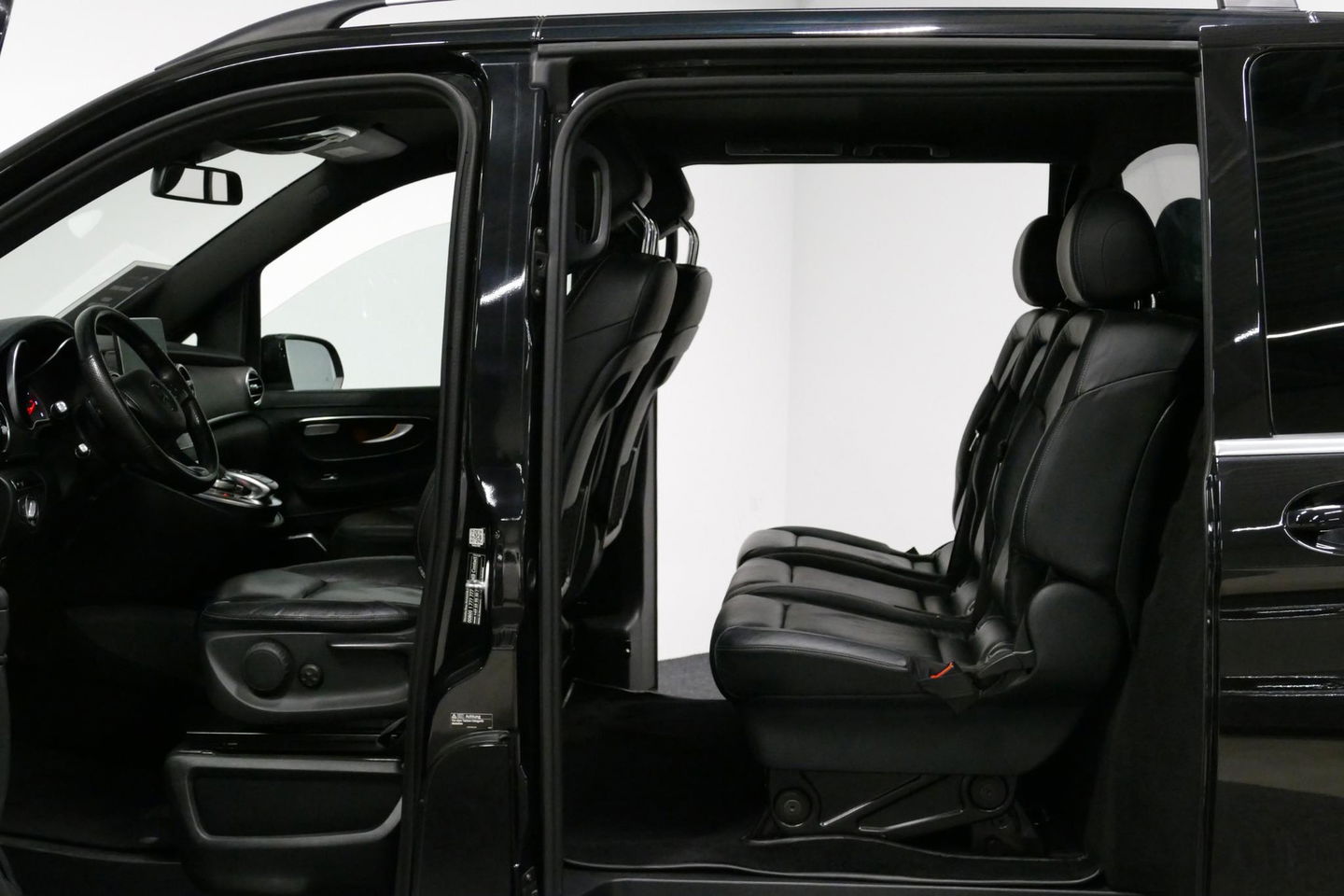 Mercedes-Benz V-Klasse 250d Lang DC AMG Line / MARGE / Burmester Surround Sound / Rondomzicht camera / Ambienteverlichting / 19'' LMV / Dodehoek detectie / Cruise Control / Trekhaak / Elektrische schuifdeuren L + R / Navigatie / Achteruitrijcamera / Agility Control