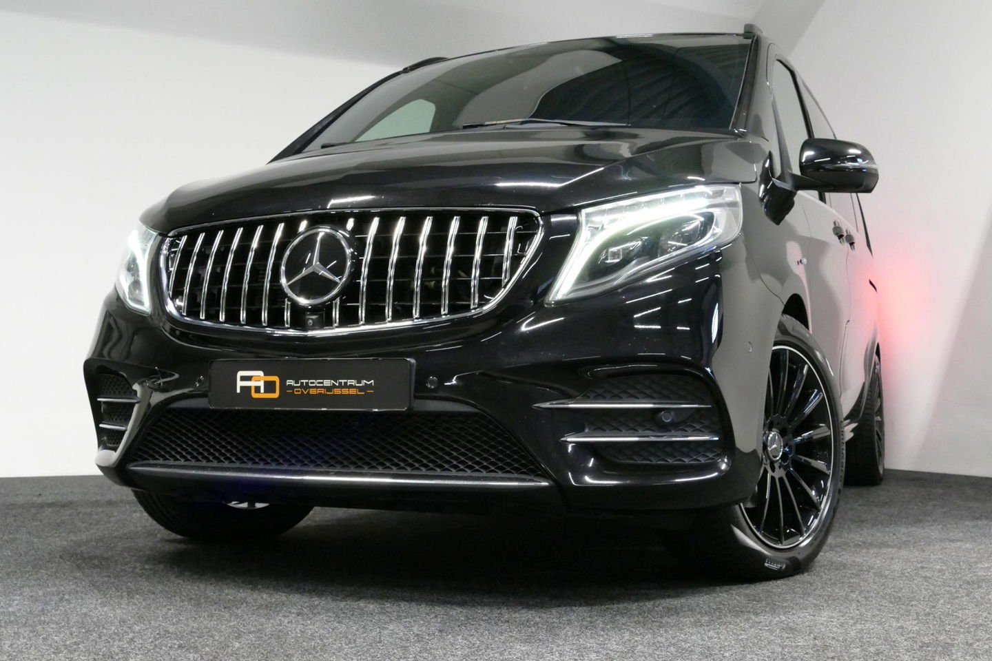 Mercedes-Benz V-Klasse 250d Lang DC AMG Line / MARGE / Burmester Surround Sound / Rondomzicht camera / Ambienteverlichting / 19'' LMV / Dodehoek detectie / Cruise Control / Trekhaak / Elektrische schuifdeuren L + R / Navigatie / Achteruitrijcamera / Agility Control