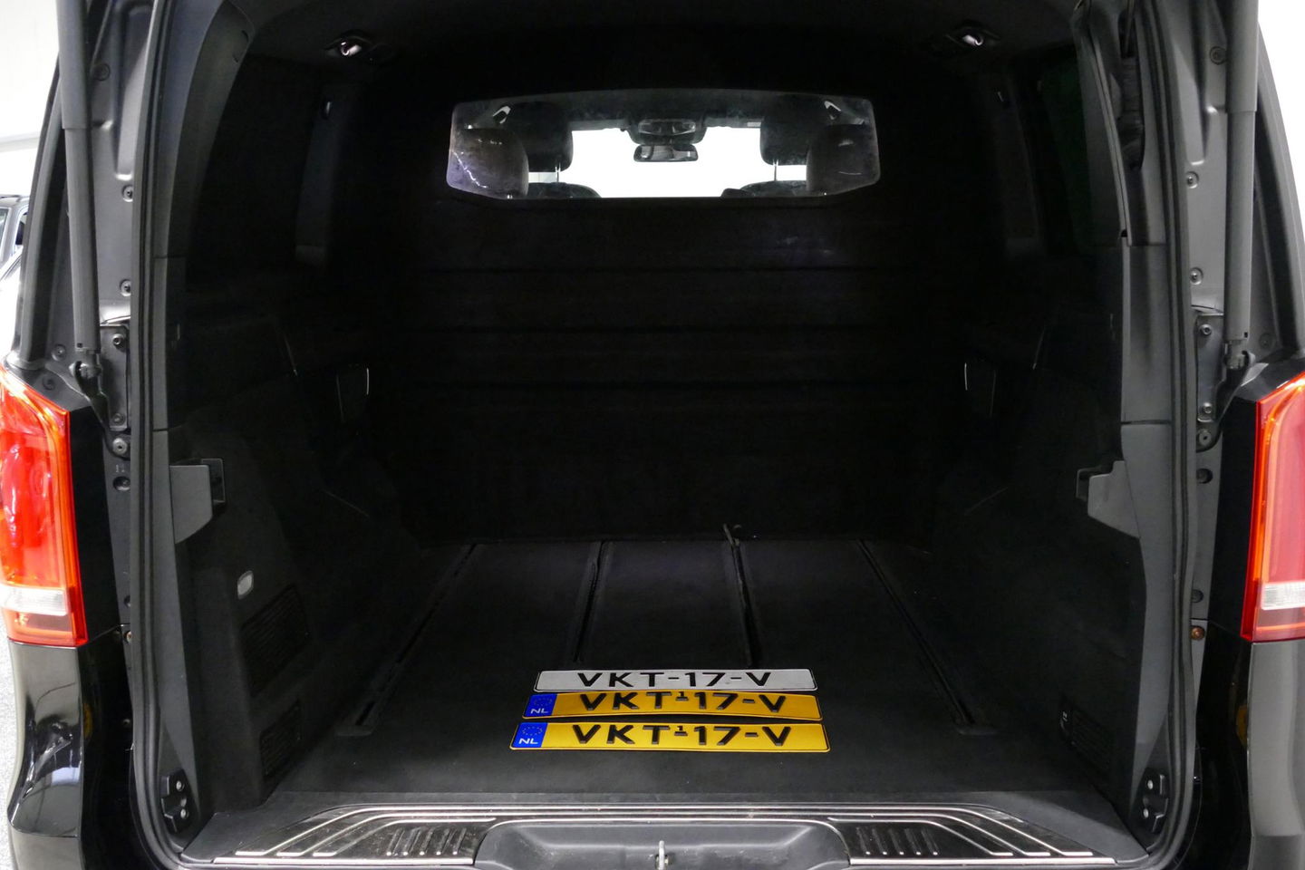 Mercedes-Benz V-Klasse 250d Lang DC AMG Line / MARGE / Burmester Surround Sound / Rondomzicht camera / Ambienteverlichting / 19'' LMV / Dodehoek detectie / Cruise Control / Trekhaak / Elektrische schuifdeuren L + R / Navigatie / Achteruitrijcamera / Agility Control