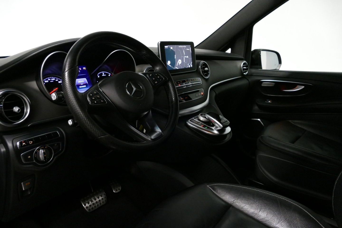 Mercedes-Benz V-Klasse 250d Lang DC AMG Line / MARGE / Burmester Surround Sound / Rondomzicht camera / Ambienteverlichting / 19'' LMV / Dodehoek detectie / Cruise Control / Trekhaak / Elektrische schuifdeuren L + R / Navigatie / Achteruitrijcamera / Agility Control