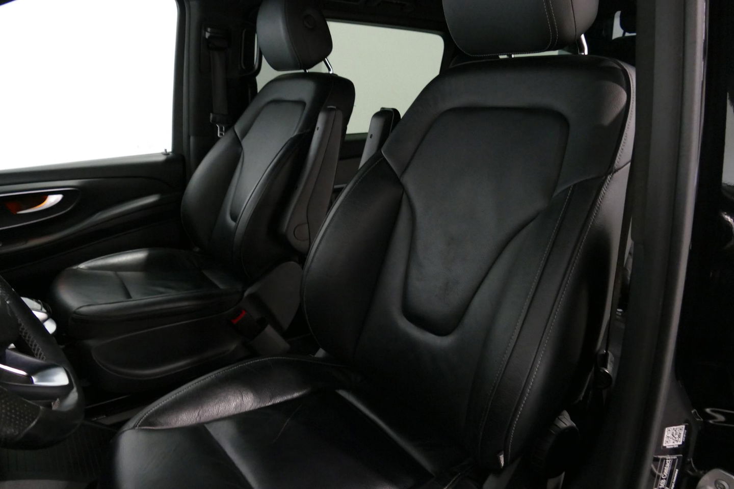 Mercedes-Benz V-Klasse 250d Lang DC AMG Line / MARGE / Burmester Surround Sound / Rondomzicht camera / Ambienteverlichting / 19'' LMV / Dodehoek detectie / Cruise Control / Trekhaak / Elektrische schuifdeuren L + R / Navigatie / Achteruitrijcamera / Agility Control