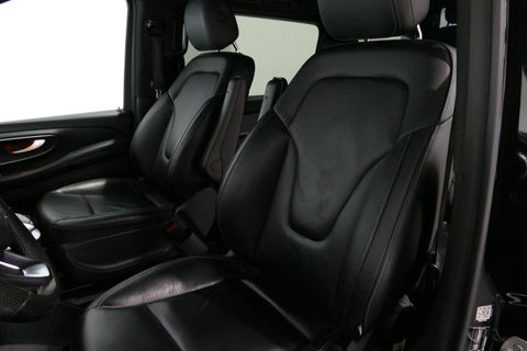 Mercedes-Benz V-Klasse 250d Lang DC AMG Line / MARGE / Burmester Surround Sound / Rondomzicht camera / Ambienteverlichting / 19'' LMV / Dodehoek detectie / Cruise Control / Trekhaak / Elektrische schuifdeuren L + R / Navigatie / Achteruitrijcamera / Agility Control