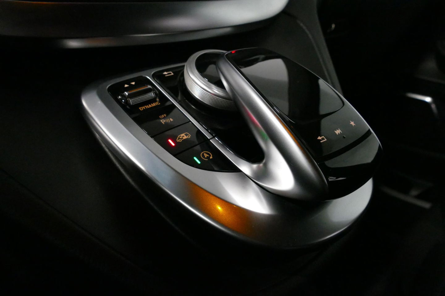 Mercedes-Benz V-Klasse 250d Lang DC AMG Line / MARGE / Burmester Surround Sound / Rondomzicht camera / Ambienteverlichting / 19'' LMV / Dodehoek detectie / Cruise Control / Trekhaak / Elektrische schuifdeuren L + R / Navigatie / Achteruitrijcamera / Agility Control