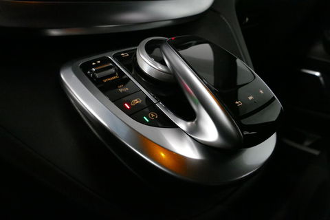 Mercedes-Benz V-Klasse 250d Lang DC AMG Line / MARGE / Burmester Surround Sound / Rondomzicht camera / Ambienteverlichting / 19'' LMV / Dodehoek detectie / Cruise Control / Trekhaak / Elektrische schuifdeuren L + R / Navigatie / Achteruitrijcamera / Agility Control