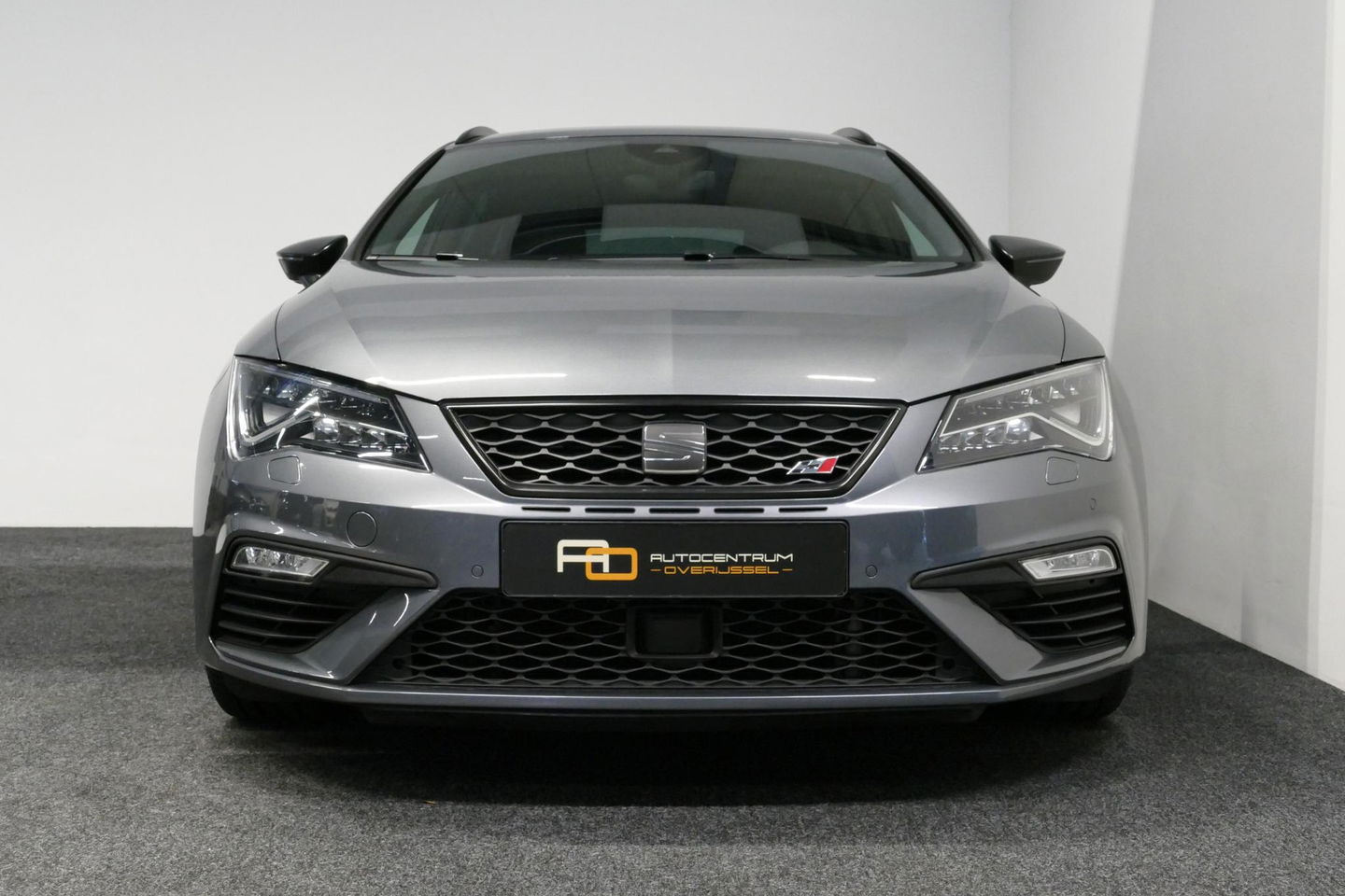 SEAT Leon ST 2.0 TSI 4DRIVE CUPRA / ABT Tuning / JE Design uitlaatsysteem / Brembo /  Performance Pack / Stoelverwarming / Apple Carplay - Android Auto / BEATS Audio Systeem / Achteruitrijcamera / 19'' LMV / Sfeerverlichting / DCC (Adaptive onderstel) / Cruise Cont