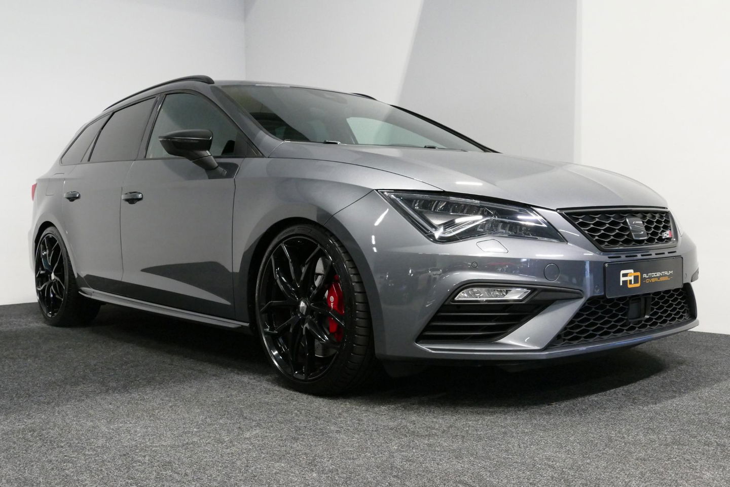 SEAT Leon ST 2.0 TSI 4DRIVE CUPRA / ABT Tuning / JE Design uitlaatsysteem / Brembo /  Performance Pack / Stoelverwarming / Apple Carplay - Android Auto / BEATS Audio Systeem / Achteruitrijcamera / 19'' LMV / Sfeerverlichting / DCC (Adaptive onderstel) / Cruise Cont
