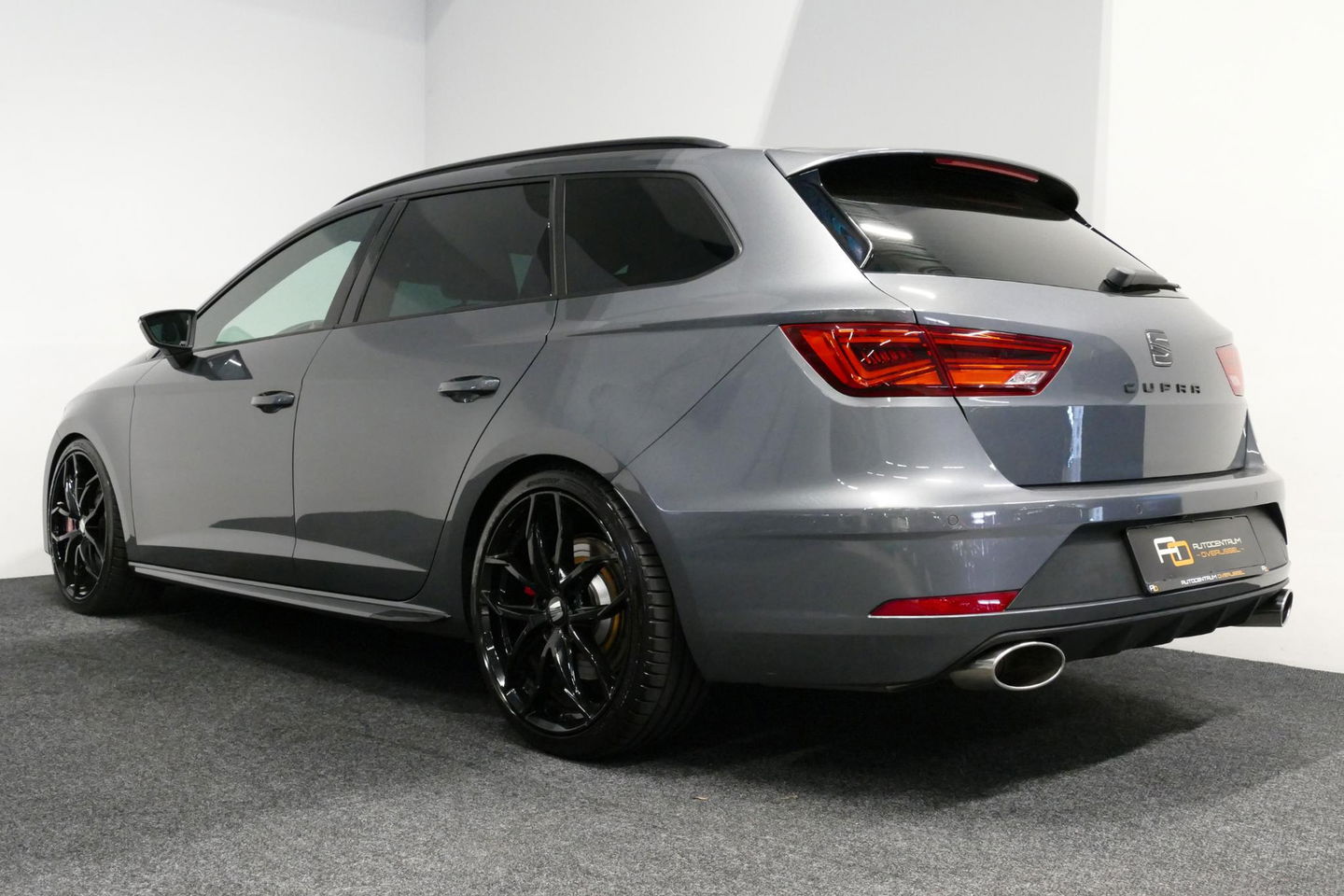SEAT Leon ST 2.0 TSI 4DRIVE CUPRA / ABT Tuning / JE Design uitlaatsysteem / Brembo /  Performance Pack / Stoelverwarming / Apple Carplay - Android Auto / BEATS Audio Systeem / Achteruitrijcamera / 19'' LMV / Sfeerverlichting / DCC (Adaptive onderstel) / Cruise Cont