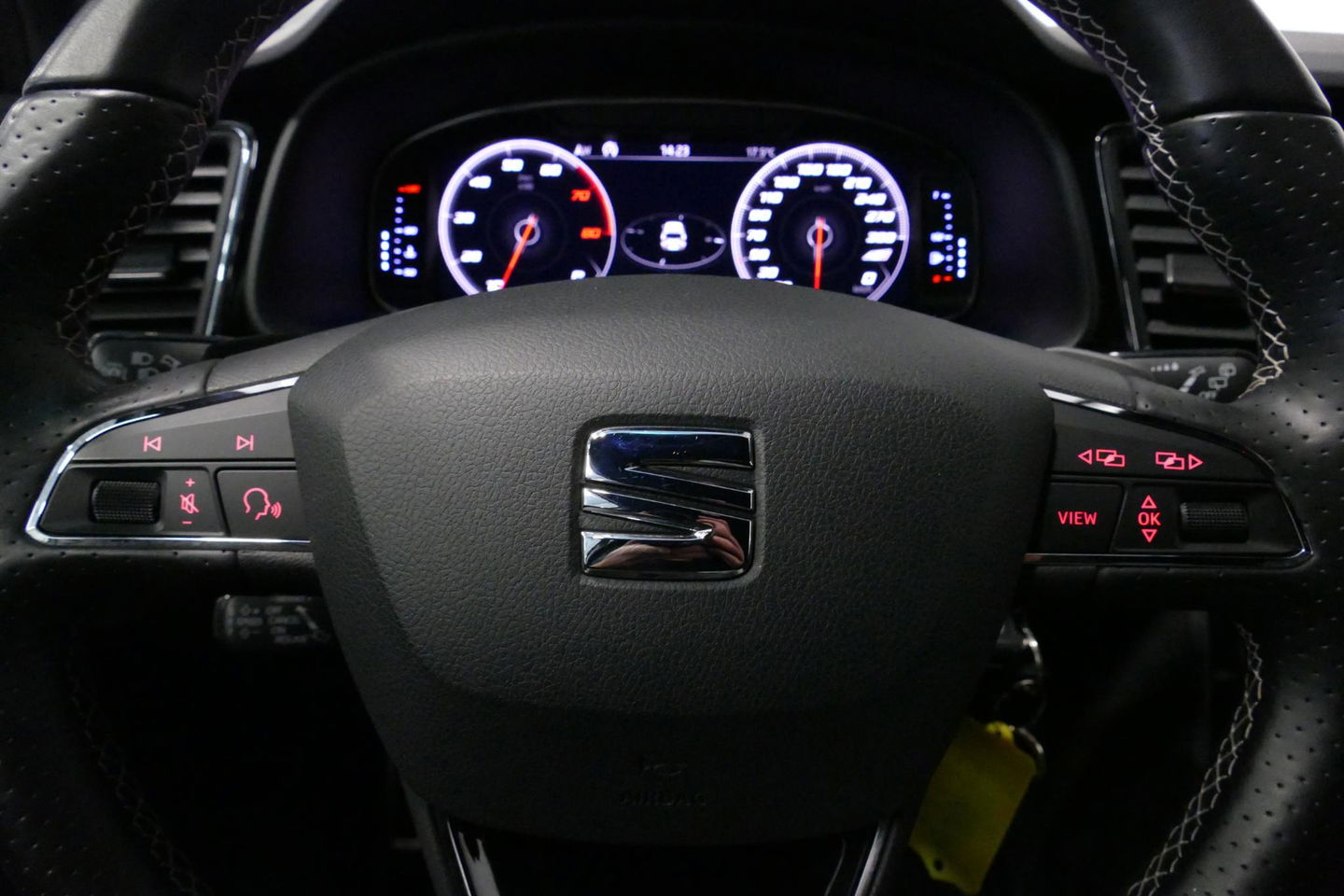 SEAT Leon ST 2.0 TSI 4DRIVE CUPRA / ABT Tuning / JE Design uitlaatsysteem / Brembo /  Performance Pack / Stoelverwarming / Apple Carplay - Android Auto / BEATS Audio Systeem / Achteruitrijcamera / 19'' LMV / Sfeerverlichting / DCC (Adaptive onderstel) / Cruise Cont