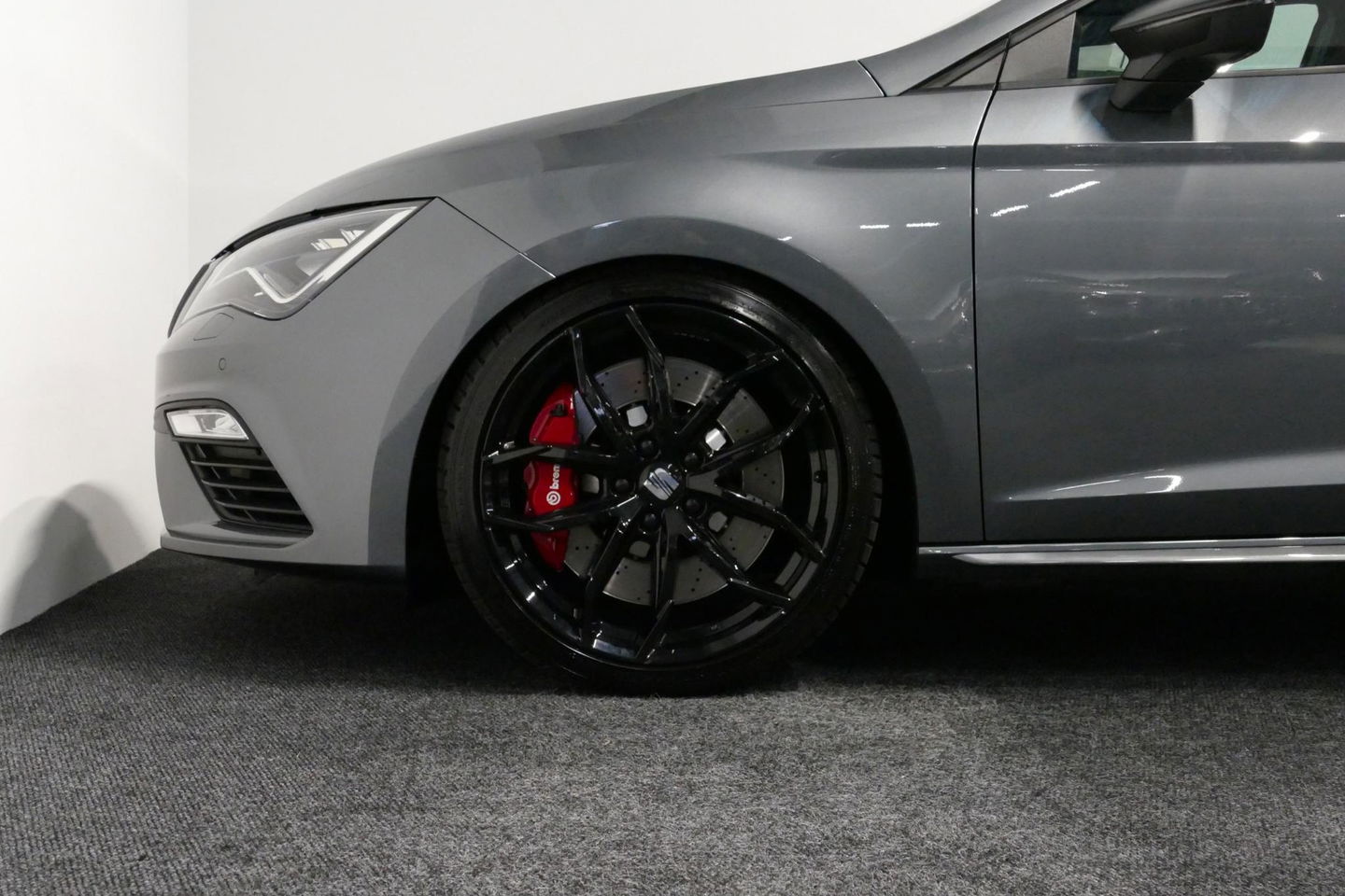 SEAT Leon ST 2.0 TSI 4DRIVE CUPRA / ABT Tuning / JE Design uitlaatsysteem / Brembo /  Performance Pack / Stoelverwarming / Apple Carplay - Android Auto / BEATS Audio Systeem / Achteruitrijcamera / 19'' LMV / Sfeerverlichting / DCC (Adaptive onderstel) / Cruise Cont