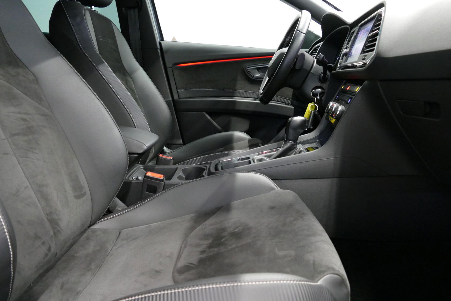 SEAT Leon ST 2.0 TSI 4DRIVE CUPRA / ABT Tuning / JE Design uitlaatsysteem / Brembo /  Performance Pack / Stoelverwarming / Apple Carplay - Android Auto / BEATS Audio Systeem / Achteruitrijcamera / 19'' LMV / Sfeerverlichting / DCC (Adaptive onderstel) / Cruise Cont