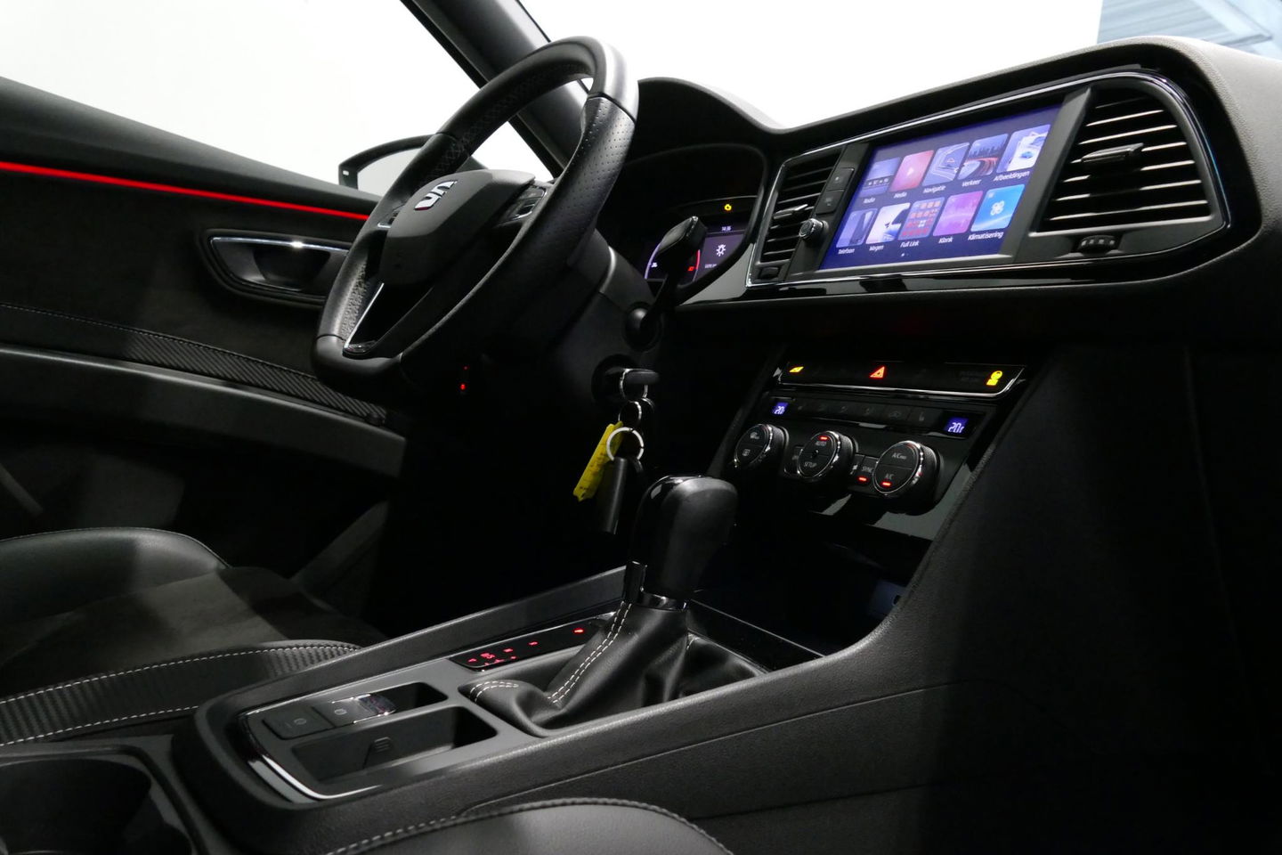 SEAT Leon ST 2.0 TSI 4DRIVE CUPRA / ABT Tuning / JE Design uitlaatsysteem / Brembo /  Performance Pack / Stoelverwarming / Apple Carplay - Android Auto / BEATS Audio Systeem / Achteruitrijcamera / 19'' LMV / Sfeerverlichting / DCC (Adaptive onderstel) / Cruise Cont