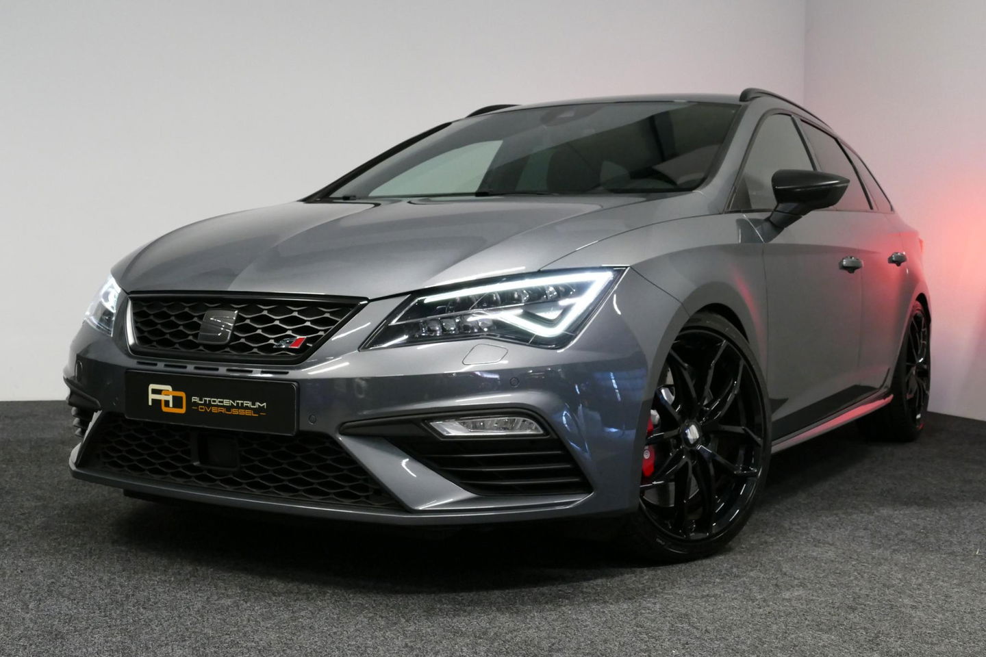 SEAT Leon ST 2.0 TSI 4DRIVE CUPRA / ABT Tuning / JE Design uitlaatsysteem / Brembo /  Performance Pack / Stoelverwarming / Apple Carplay - Android Auto / BEATS Audio Systeem / Achteruitrijcamera / 19'' LMV / Sfeerverlichting / DCC (Adaptive onderstel) / Cruise Cont