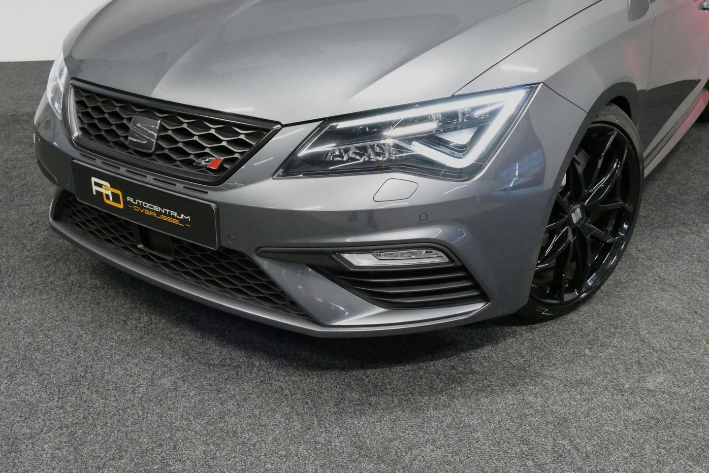 SEAT Leon ST 2.0 TSI 4DRIVE CUPRA / ABT Tuning / JE Design uitlaatsysteem / Brembo /  Performance Pack / Stoelverwarming / Apple Carplay - Android Auto / BEATS Audio Systeem / Achteruitrijcamera / 19'' LMV / Sfeerverlichting / DCC (Adaptive onderstel) / Cruise Cont