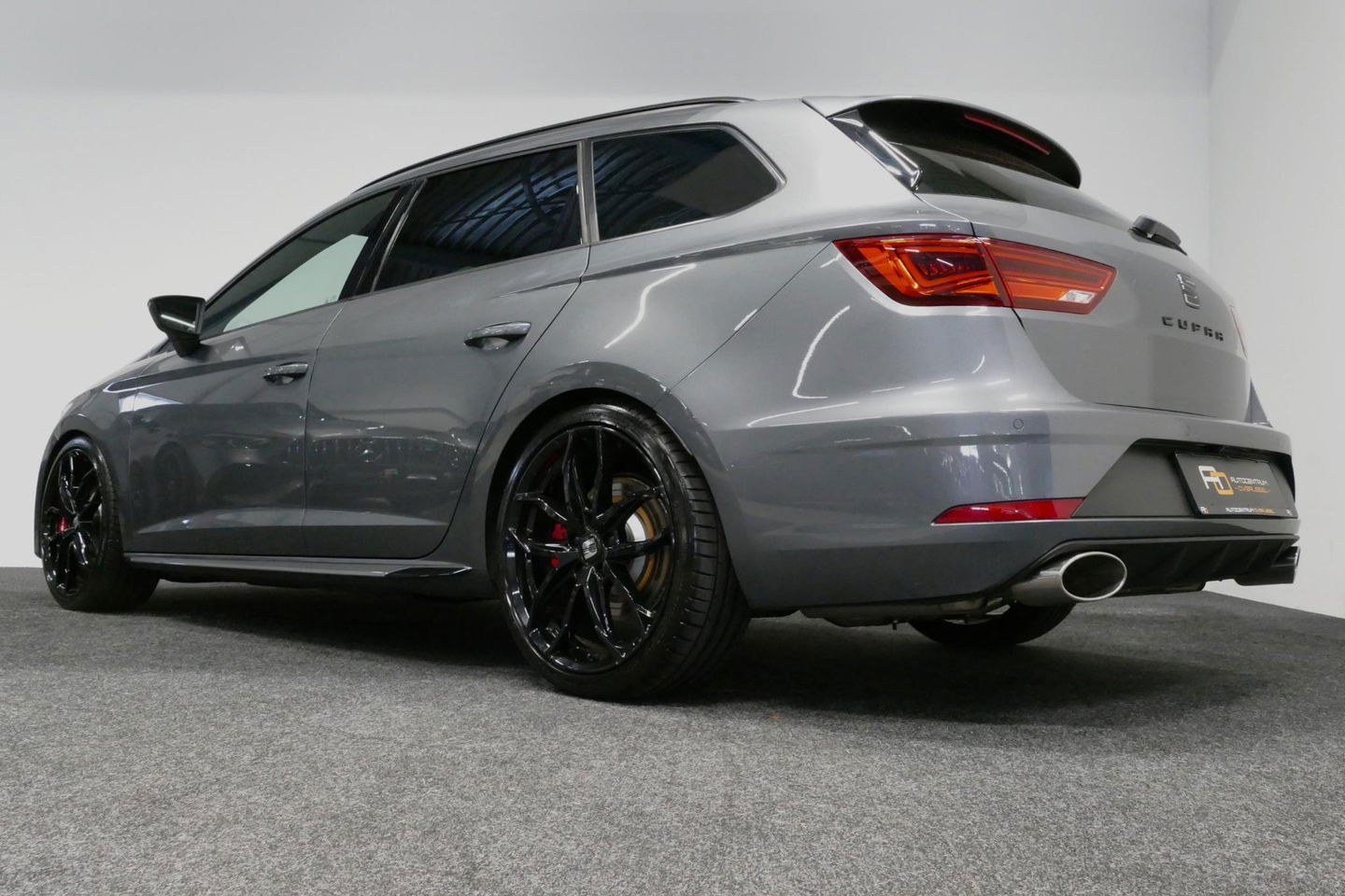 SEAT Leon ST 2.0 TSI 4DRIVE CUPRA / ABT Tuning / JE Design uitlaatsysteem / Brembo /  Performance Pack / Stoelverwarming / Apple Carplay - Android Auto / BEATS Audio Systeem / Achteruitrijcamera / 19'' LMV / Sfeerverlichting / DCC (Adaptive onderstel) / Cruise Cont