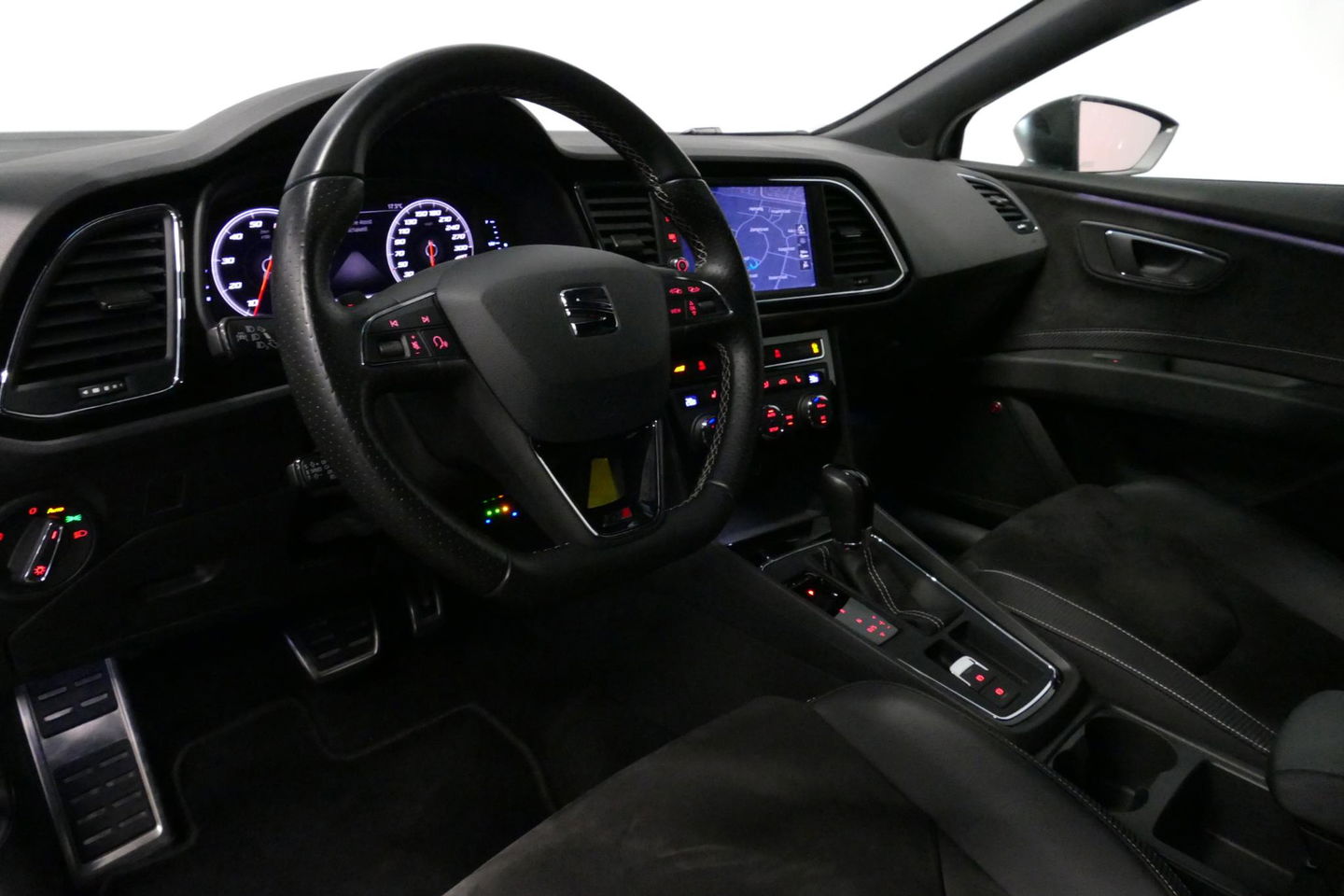 SEAT Leon ST 2.0 TSI 4DRIVE CUPRA / ABT Tuning / JE Design uitlaatsysteem / Brembo /  Performance Pack / Stoelverwarming / Apple Carplay - Android Auto / BEATS Audio Systeem / Achteruitrijcamera / 19'' LMV / Sfeerverlichting / DCC (Adaptive onderstel) / Cruise Cont