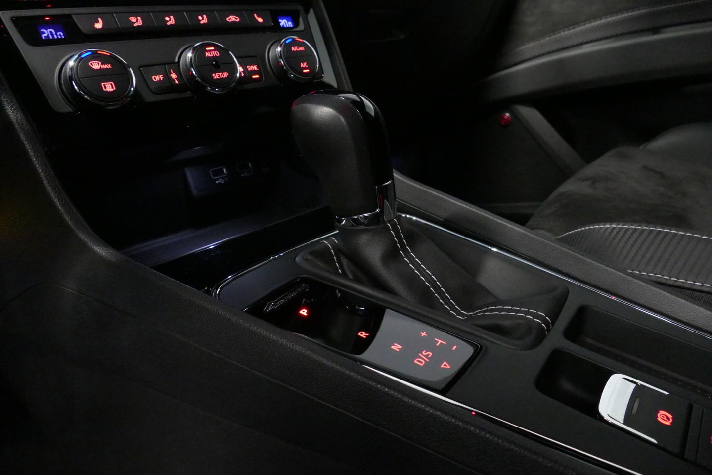 SEAT Leon ST 2.0 TSI 4DRIVE CUPRA / ABT Tuning / JE Design uitlaatsysteem / Brembo /  Performance Pack / Stoelverwarming / Apple Carplay - Android Auto / BEATS Audio Systeem / Achteruitrijcamera / 19'' LMV / Sfeerverlichting / DCC (Adaptive onderstel) / Cruise Cont