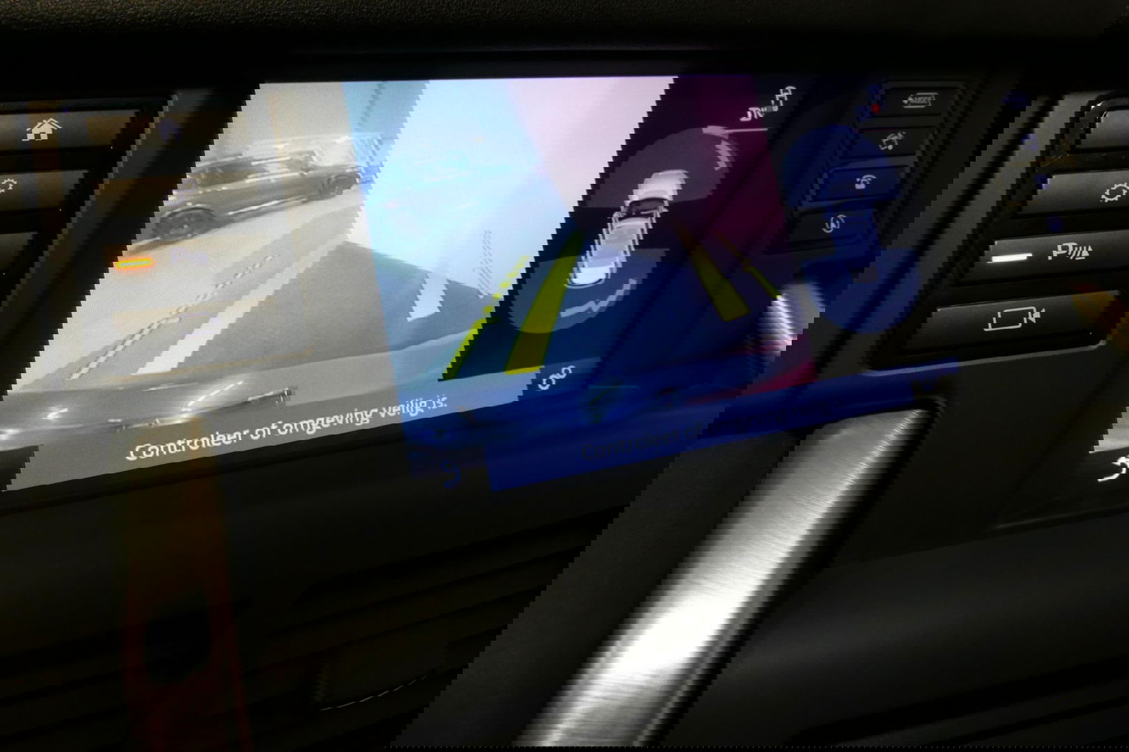 Land Rover Discovery Sport 2.0 Si4 4WD SE Luxury / Panoramadak / Achteruitrijcamera / Elektr. verstelbare voorstoelen / Meridian Surround Sound / Parkeerhulp 360 / Apple Carplay - Andriod Auto / Ambienteverlichting / Cruise Control / Black Optic / Lane Assist / Grootlicht Assistent