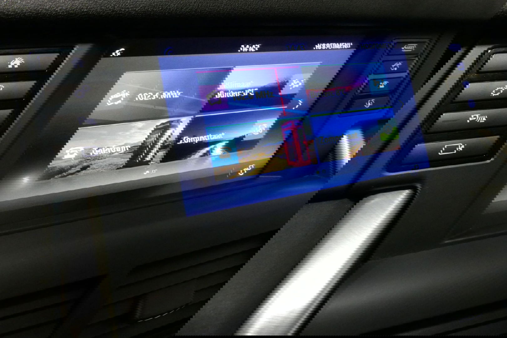 Land Rover Discovery Sport 2.0 Si4 4WD SE Luxury / Panoramadak / Achteruitrijcamera / Elektr. verstelbare voorstoelen / Meridian Surround Sound / Parkeerhulp 360 / Apple Carplay - Andriod Auto / Ambienteverlichting / Cruise Control / Black Optic / Lane Assist / Grootlicht Assistent