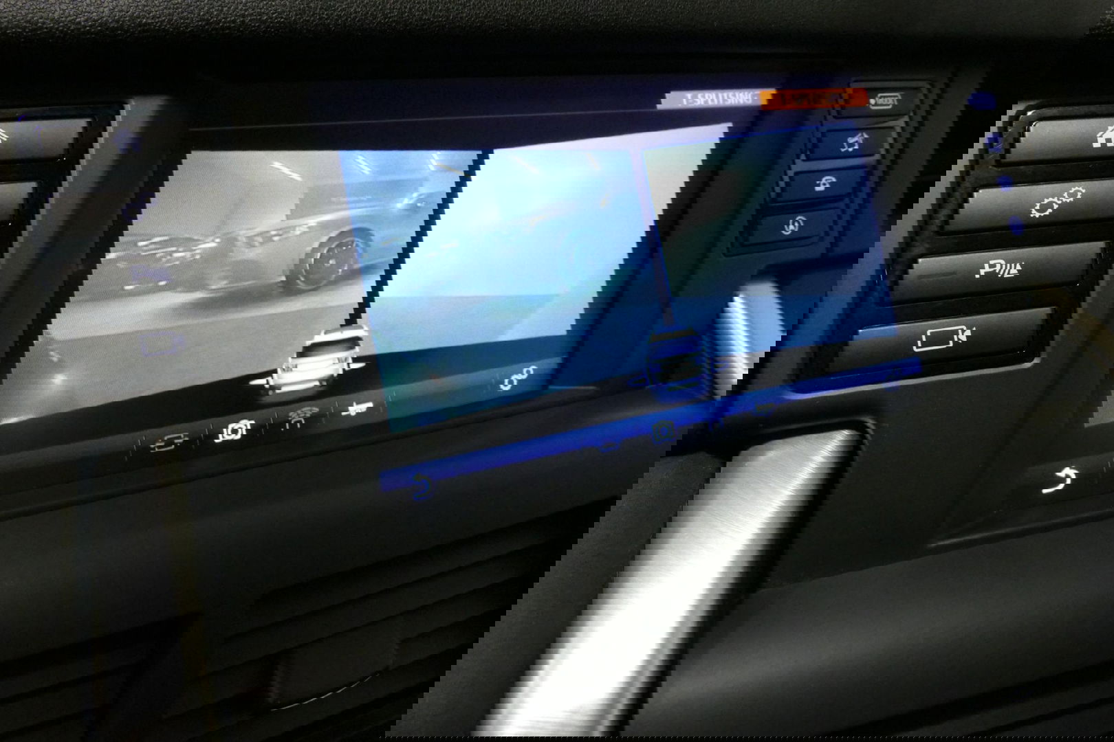 Land Rover Discovery Sport 2.0 Si4 4WD SE Luxury / Panoramadak / Achteruitrijcamera / Elektr. verstelbare voorstoelen / Meridian Surround Sound / Parkeerhulp 360 / Apple Carplay - Andriod Auto / Ambienteverlichting / Cruise Control / Black Optic / Lane Assist / Grootlicht Assistent