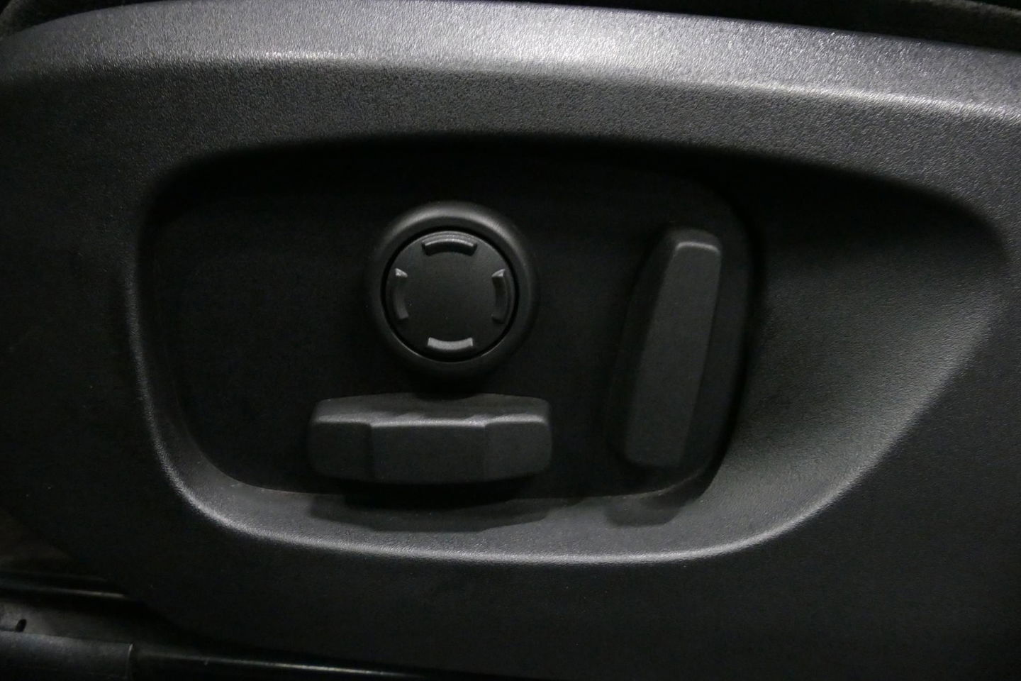 Land Rover Discovery Sport 2.0 Si4 4WD SE Luxury / Panoramadak / Achteruitrijcamera / Elektr. verstelbare voorstoelen / Meridian Surround Sound / Parkeerhulp 360 / Apple Carplay - Andriod Auto / Ambienteverlichting / Cruise Control / Black Optic / Lane Assist / Grootlicht Assistent