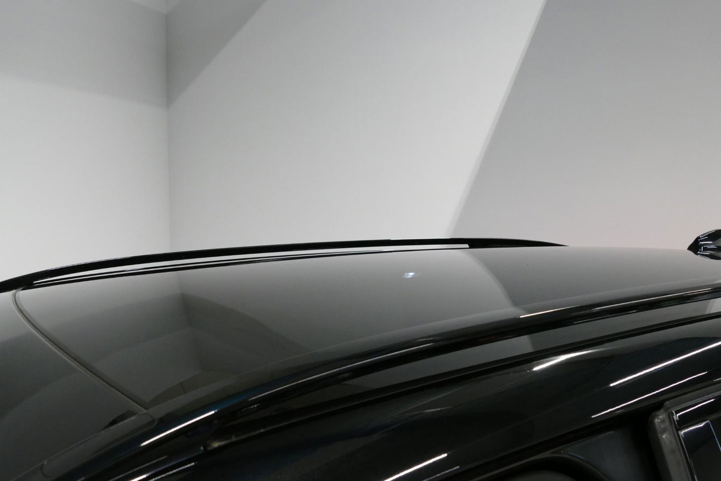 Land Rover Discovery Sport 2.0 Si4 4WD SE Luxury / Panoramadak / Achteruitrijcamera / Elektr. verstelbare voorstoelen / Meridian Surround Sound / Parkeerhulp 360 / Apple Carplay - Andriod Auto / Ambienteverlichting / Cruise Control / Black Optic / Lane Assist / Grootlicht Assistent