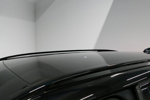 Land Rover Discovery Sport 2.0 Si4 4WD SE Luxury / Panoramadak / Achteruitrijcamera / Elektr. verstelbare voorstoelen / Meridian Surround Sound / Parkeerhulp 360 / Apple Carplay - Andriod Auto / Ambienteverlichting / Cruise Control / Black Optic / Lane Assist / Grootlicht Assistent