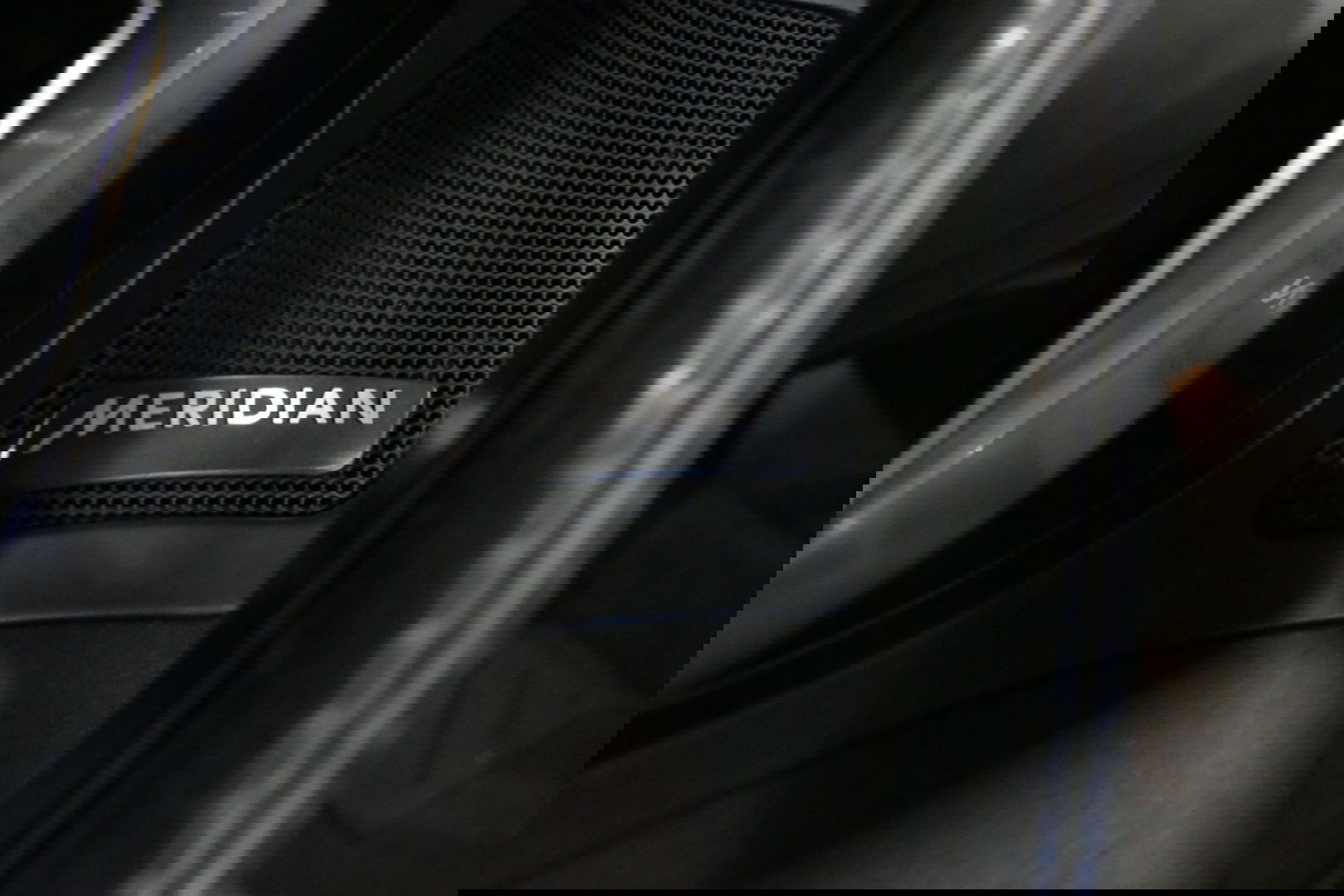 Land Rover Discovery Sport 2.0 Si4 4WD SE Luxury / Panoramadak / Achteruitrijcamera / Elektr. verstelbare voorstoelen / Meridian Surround Sound / Parkeerhulp 360 / Apple Carplay - Andriod Auto / Ambienteverlichting / Cruise Control / Black Optic / Lane Assist / Grootlicht Assistent