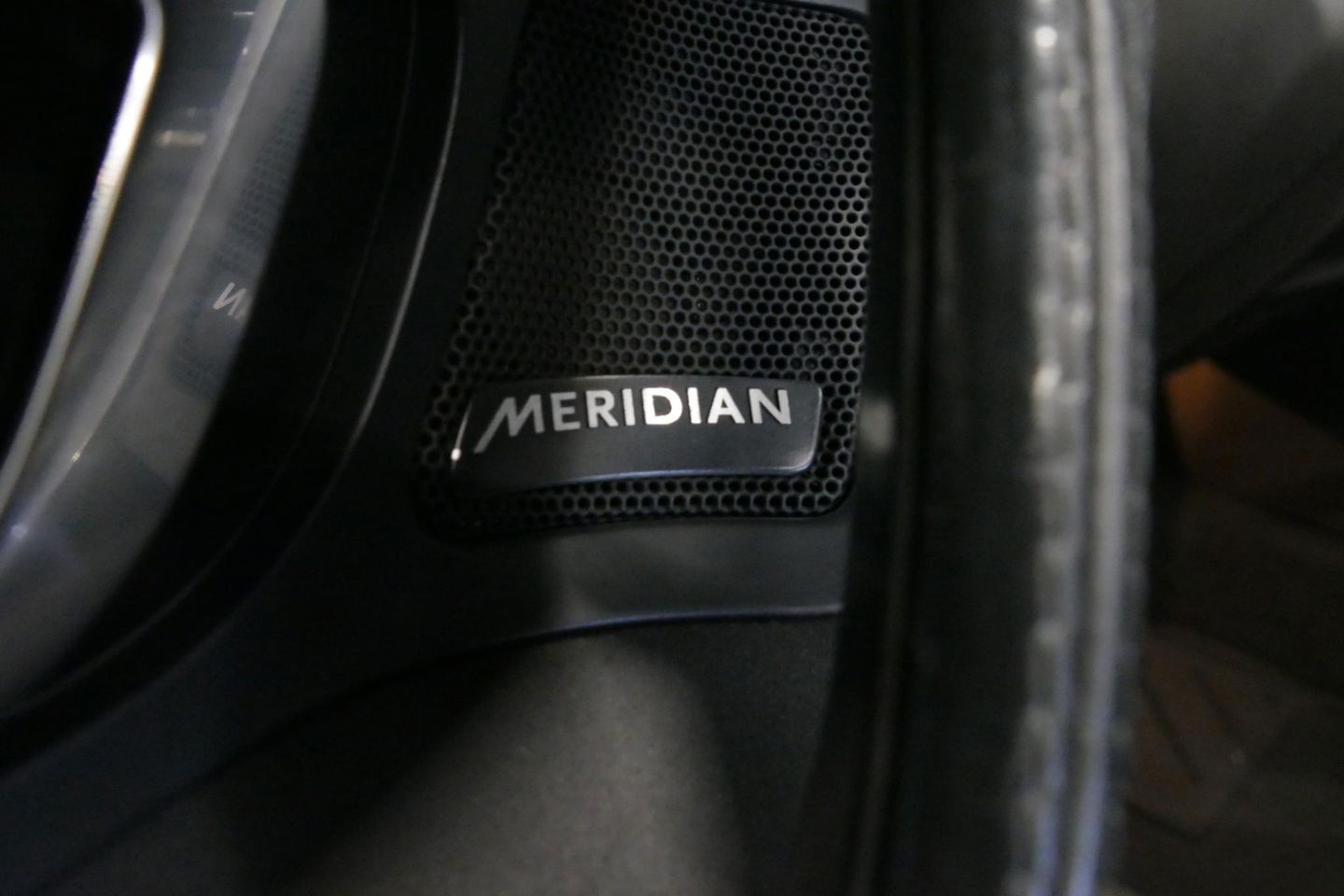 Land Rover Discovery Sport 2.0 Si4 4WD SE Luxury / Panoramadak / Achteruitrijcamera / Elektr. verstelbare voorstoelen / Meridian Surround Sound / Parkeerhulp 360 / Apple Carplay - Andriod Auto / Ambienteverlichting / Cruise Control / Black Optic / Lane Assist / Grootlicht Assistent