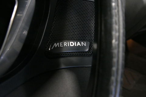 Land Rover Discovery Sport 2.0 Si4 4WD SE Luxury / Panoramadak / Achteruitrijcamera / Elektr. verstelbare voorstoelen / Meridian Surround Sound / Parkeerhulp 360 / Apple Carplay - Andriod Auto / Ambienteverlichting / Cruise Control / Black Optic / Lane Assist / Grootlicht Assistent