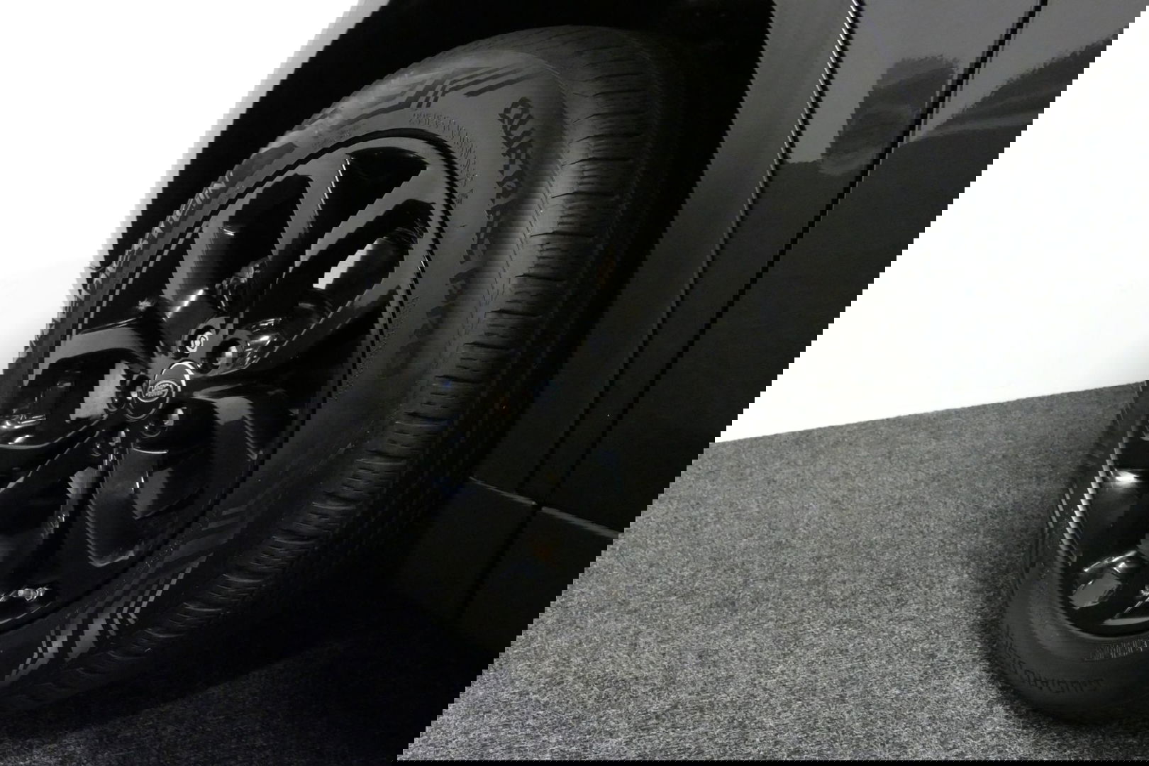 Land Rover Discovery Sport 2.0 Si4 4WD SE Luxury / Panoramadak / Achteruitrijcamera / Elektr. verstelbare voorstoelen / Meridian Surround Sound / Parkeerhulp 360 / Apple Carplay - Andriod Auto / Ambienteverlichting / Cruise Control / Black Optic / Lane Assist / Grootlicht Assistent