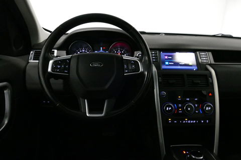 Land Rover Discovery Sport 2.0 Si4 4WD SE Luxury / Panoramadak / Achteruitrijcamera / Elektr. verstelbare voorstoelen / Meridian Surround Sound / Parkeerhulp 360 / Apple Carplay - Andriod Auto / Ambienteverlichting / Cruise Control / Black Optic / Lane Assist / Grootlicht Assistent